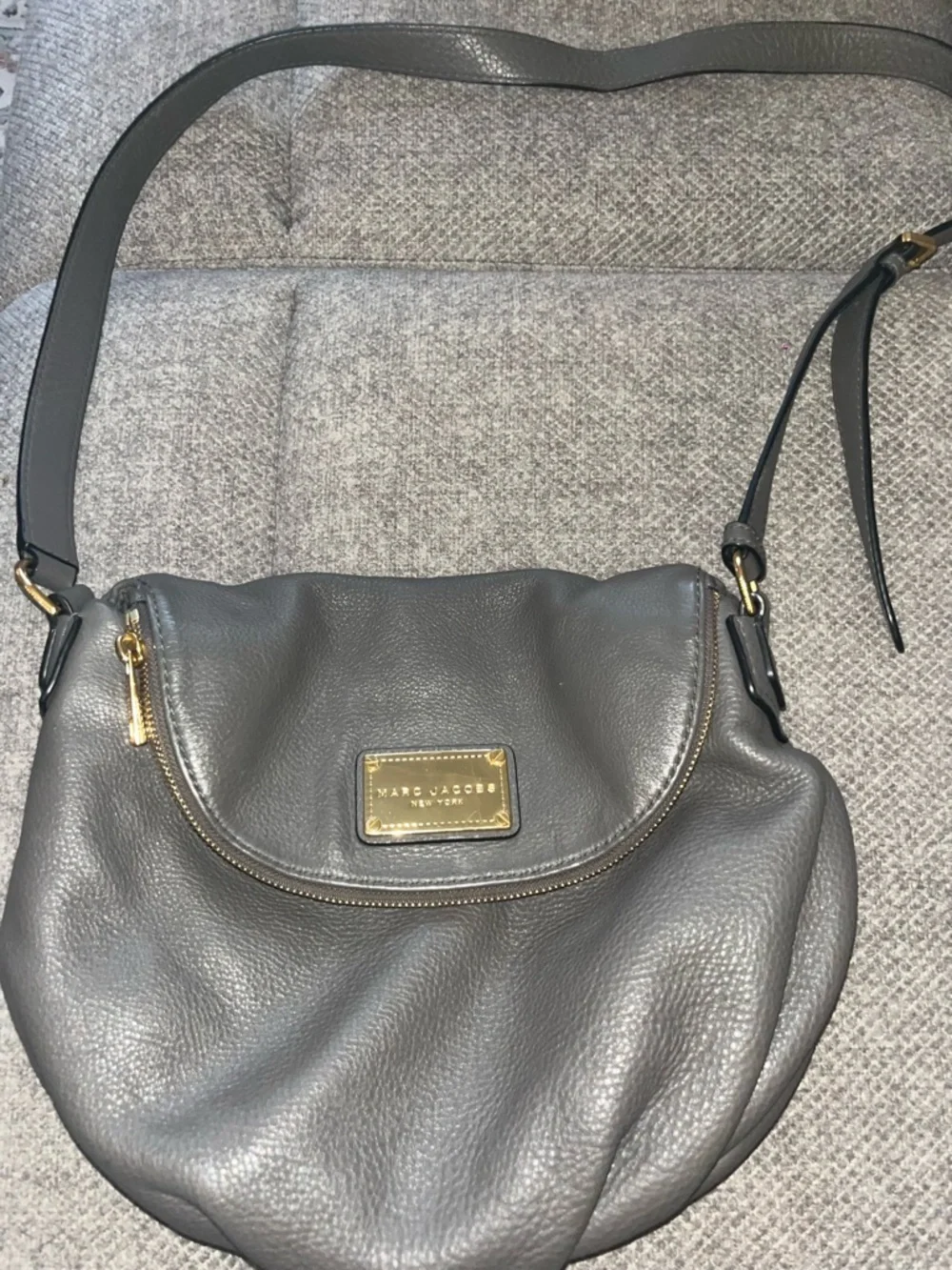 Marc Jacobs Gray Pebbled Leather Crossbody with Gold Hardware - Picture 1 of 4